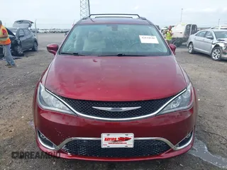 2017 Chrysler Pacifica Touring L z VIN 2C4RC1BG0HR702383, wystawiony jako IAAI lot #42124646 z przebiegiem 141 704 mil mil oraz . Historia ofert i sprzedaży dostępna na DreamBid. Obrazek 12.