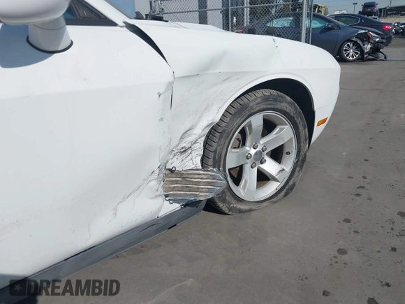 2013 Dodge Challenger SXT z VIN 2C3CDYAG8DH569468, wystawiony jako IAAI lot #41792206 z przebiegiem 161 439 mil mil oraz . Historia ofert i sprzedaży dostępna na DreamBid. Obrazek 17.