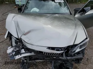 2019 Lexus ES 300h z VIN JTHB21B14K2043342, wystawiony jako Copart lot #57951075 z przebiegiem 93 035 mil mil oraz Szkoda całkowita • Salvage title. Historia ofert i sprzedaży dostępna na DreamBid. Obrazek 11.