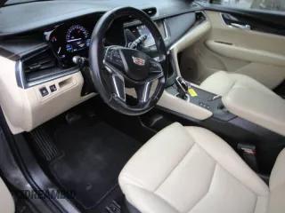 2019 Cadillac XT5 AWD z VIN 1GYKNBRS6KZ1997XX, wystawiony jako Copart lot #60343895 z przebiegiem 22 500 mil mil oraz Czysty tytuł • Clean title. Historia ofert i sprzedaży dostępna na DreamBid. Obrazek 9.