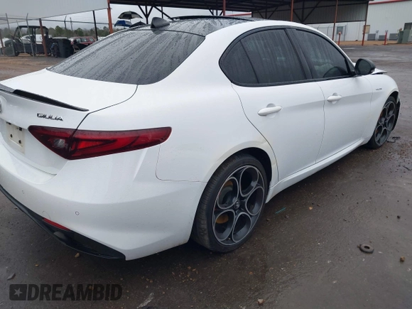 2022 Alfa Romeo Giulia Veloce z VIN ZARFANBN2N7663474, wystawiony jako IAAI lot #41282328 z przebiegiem 57 638 mil mil oraz . Historia ofert i sprzedaży dostępna na DreamBid. Obrazek 4.