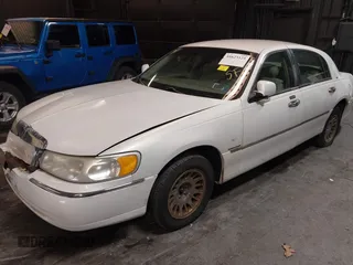 2001 Lincoln Town Car Cartier z VIN 1LNHM83W51Y609962, wystawiony jako IAAI lot #41623323 z przebiegiem 201 799 mil mil oraz . Historia ofert i sprzedaży dostępna na DreamBid. Obrazek 2.