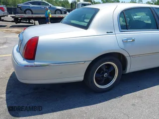 2002 Lincoln Town Car Signature z VIN 1LNHM82W22Y639231, wystawiony jako IAAI lot #42513503 z przebiegiem 126 832 mil mil oraz . Historia ofert i sprzedaży dostępna na DreamBid. Obrazek 13.