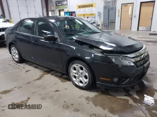 2010 Ford Fusion SE z VIN 3FAHP0HA5AR376700, wystawiony jako IAAI lot #42260240 z przebiegiem 98 509 mil mil oraz . Historia ofert i sprzedaży dostępna na DreamBid. Obrazek 1.