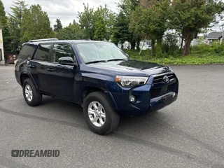 2024 Toyota 4Runner SR5 z VIN JTEMU5JR0R6243619, wystawiony jako Copart lot #62965755 z przebiegiem 24 506 mil mil oraz Szkoda całkowita • Salvage title. Historia ofert i sprzedaży dostępna na DreamBid. Obrazek 1.