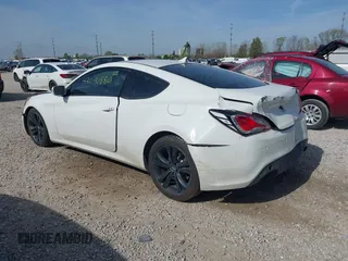 2010 Hyundai Genesis Coupe Grand Touring z VIN KMHHU6KH2AU023718, wystawiony jako IAAI lot #42090880 z przebiegiem 228 944 mil mil oraz . Historia ofert i sprzedaży dostępna na DreamBid. Obrazek 3.