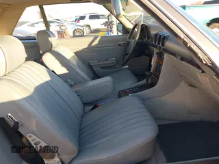 1981 Mercedes-Benz 380 SL z VIN WDBBA45A9BB002673, wystawiony jako IAAI lot #41403982 z przebiegiem 105 008 mil mil oraz . Historia ofert i sprzedaży dostępna na DreamBid. Obrazek 5.