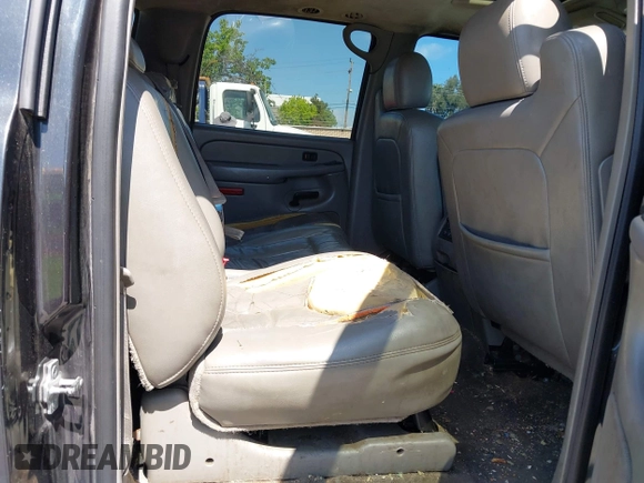 2005 Chevrolet Suburban Z71 with VIN 3GNFK16Z35G126718, listed as a IAAI auction lot 42084280 with 237,875 mi miles. Bid and sale history available at carsss.com. Image 8.