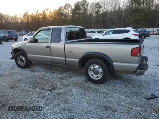 2001 GMC Sonoma SLS w/1SG Pkg with VIN 1GTCS19W518202453, listed as a Copart auction lot 88853845 with 196,589 mi miles and Salvage Title. Bid and sale history available at carsss.com. Image 2.