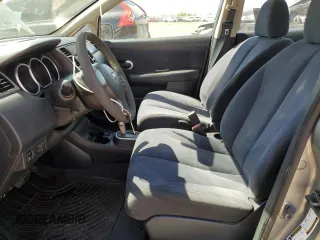 2008 Nissan Versa S z VIN 3N1BC11E08L403235, wystawiony jako Copart lot #57518585 z przebiegiem 104 335 mil mil oraz Szkoda całkowita • Salvage title. Historia ofert i sprzedaży dostępna na DreamBid. Obrazek 7.
