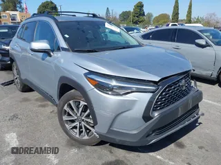 2022 Toyota Corolla Cross XLE z VIN 7MUDAABG9NV033863, wystawiony jako IAAI lot #41647419 z przebiegiem 34 266 mil mil oraz . Historia ofert i sprzedaży dostępna na DreamBid. Obrazek 1.