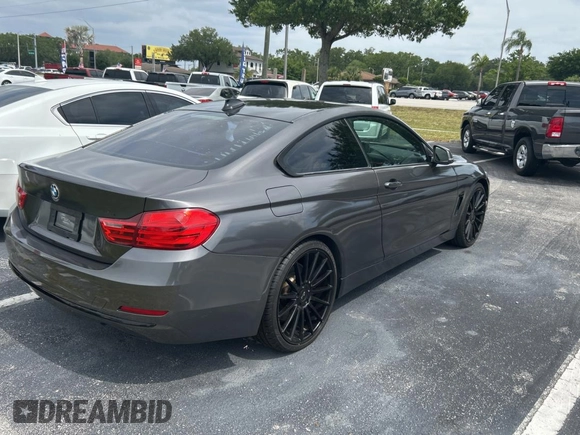 2014 BMW 4 Series 435i xDrive z VIN WBA3R5C59EK186198, wystawiony jako Copart lot #54361555 z przebiegiem 103 175 mil mil oraz Czysty tytuł • Clean title. Historia ofert i sprzedaży dostępna na DreamBid. Obrazek 4.