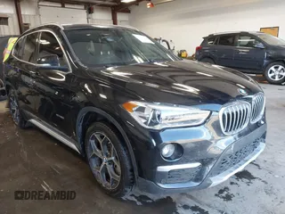 2017 BMW X1 xDrive28i z VIN WBXHT3C35H5F83087, wystawiony jako IAAI lot #42729949 z przebiegiem 75 649 mil mil oraz . Historia ofert i sprzedaży dostępna na DreamBid. Obrazek 1.