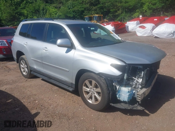 2011 Toyota Highlander z VIN 5TDBK3EHXBS050777, wystawiony jako IAAI lot #42305251 z przebiegiem Nie podano mil oraz . Historia ofert i sprzedaży dostępna na DreamBid. Obrazek 1.