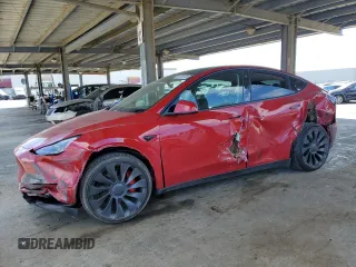 2023 Tesla Model Y Performance z VIN 7SAYGDEF4PF738417, wystawiony jako Copart lot #50735345 z przebiegiem 13 853 mil mil oraz Szkoda całkowita • Salvage title. Historia ofert i sprzedaży dostępna na DreamBid. Obrazek 1.