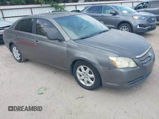 2005 Toyota Avalon XL z VIN 4T1BK36B75U009156, wystawiony jako IAAI lot #42352550 z przebiegiem 145 901 mil mil oraz . Historia ofert i sprzedaży dostępna na DreamBid. Obrazek 1.