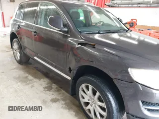 2010 Volkswagen Touareg VR6 z VIN WVGBF7A91AD002407, wystawiony jako IAAI lot #42369975 z przebiegiem 95 504 mil mil oraz . Historia ofert i sprzedaży dostępna na DreamBid. Obrazek 6.