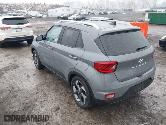 2021 Hyundai Venue Denim z VIN KMHRC8A38MU098601, wystawiony jako IAAI lot #41475810 z przebiegiem 132 647 mil mil oraz . Historia ofert i sprzedaży dostępna na DreamBid. Obrazek 3.