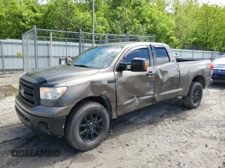 2010 Toyota Tundra z VIN 5TFUW5F19AX137573, wystawiony jako Copart lot #54045955 z przebiegiem 236 068 mil mil oraz Szkoda całkowita • Salvage title. Historia ofert i sprzedaży dostępna na DreamBid. Obrazek 1.