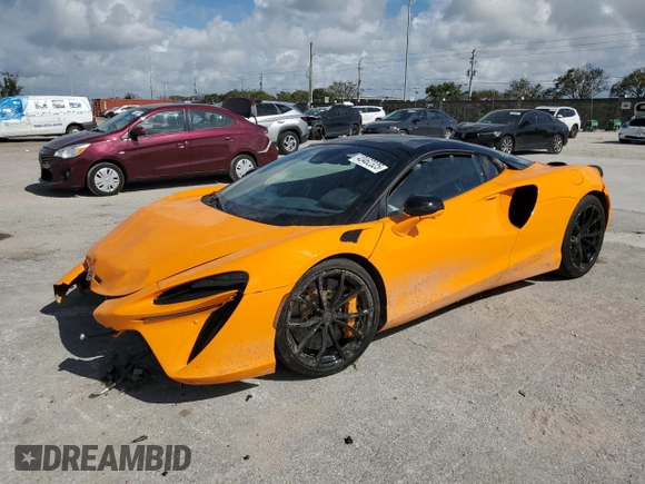 2025 McLaren Artura z VIN SBM16BEA8SW002943, wystawiony jako Copart lot #43462325 z przebiegiem Nie podano mil oraz Szkody całkowita. Historia ofert i sprzedaży dostępna na DreamBid. Obrazek 1.