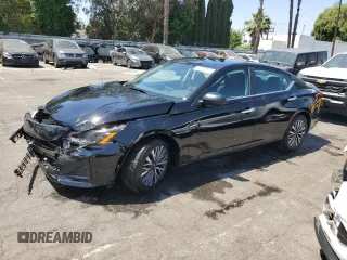2025 Nissan Altima SV z VIN 1N4BL4DV8SN385784, wystawiony jako Copart lot #59095405 z przebiegiem 1 635 mil mil oraz Czysty tytuł • Clean title. Historia ofert i sprzedaży dostępna na DreamBid. Obrazek 1.