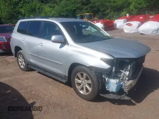 2011 Toyota Highlander z VIN 5TDBK3EHXBS050777, wystawiony jako IAAI lot #42305251 z przebiegiem Nie podano mil oraz . Historia ofert i sprzedaży dostępna na DreamBid. Obrazek 1.