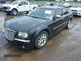 2006 Chrysler 300 C z VIN 2C3LA63H66H412270, wystawiony jako IAAI lot #42479868 z przebiegiem 143 476 mil mil oraz . Historia ofert i sprzedaży dostępna na DreamBid. Obrazek 2.