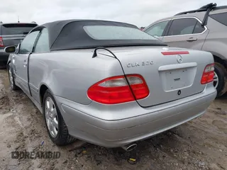 2003 Mercedes-Benz CLK 320 z VIN WDBLK65G33T141954, wystawiony jako IAAI lot #41676472 z przebiegiem 68 041 mil mil oraz . Historia ofert i sprzedaży dostępna na DreamBid. Obrazek 3.