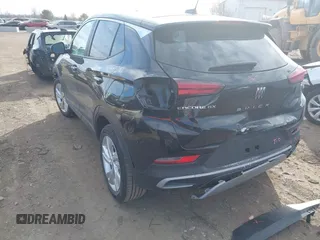 2024 Buick Encore GX Preferred z VIN KL4AMBS20RB022417, wystawiony jako IAAI lot #41265103 z przebiegiem 11 486 mil mil oraz . Historia ofert i sprzedaży dostępna na DreamBid. Obrazek 3.
