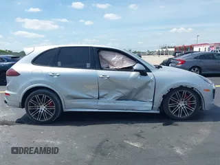 2016 Porsche Cayenne GTS z VIN WP1AD2A27GLA76018, wystawiony jako IAAI lot #42209515 z przebiegiem 49 432 mil mil oraz . Historia ofert i sprzedaży dostępna na DreamBid. Obrazek 13.