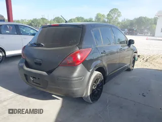 2010 Nissan Versa S z VIN 3N1BC1CP2AL351420, wystawiony jako IAAI lot #42076957 z przebiegiem 209 127 mil mil oraz . Historia ofert i sprzedaży dostępna na DreamBid. Obrazek 4.