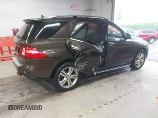2015 Mercedes-Benz M 350 z VIN 4JGDA5HB2FA578858, wystawiony jako IAAI lot #42220126 z przebiegiem 136 554 mil mil oraz . Historia ofert i sprzedaży dostępna na DreamBid. Obrazek 4.