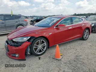 2013 Tesla Model S z VIN 5YJSA1AC7DFP10928, wystawiony jako Copart lot #57492915 z przebiegiem Nie podano mil oraz Szkoda całkowita • Salvage title. Historia ofert i sprzedaży dostępna na DreamBid. Obrazek 1.