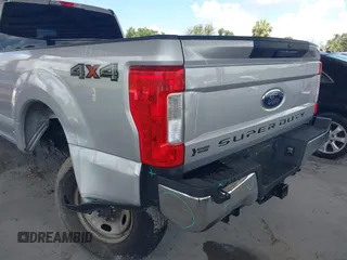 2019 Ford F-250 XL z VIN 1FT7W2BT7KED13259, wystawiony jako IAAI lot #42543359 z przebiegiem 136 511 mil mil oraz . Historia ofert i sprzedaży dostępna na DreamBid. Obrazek 18.