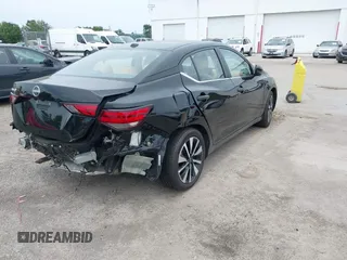 2025 Nissan Sentra SV z VIN 3N1AB8CV9SY292599, wystawiony jako IAAI lot #42399861 z przebiegiem 4 448 mil mil oraz . Historia ofert i sprzedaży dostępna na DreamBid. Obrazek 4.