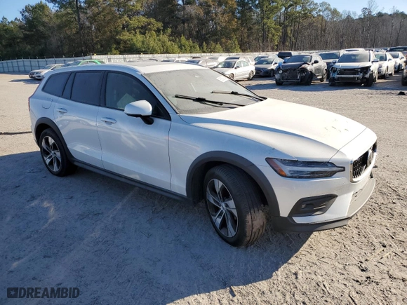2024 Volvo V60 Cross Country Plus with VIN YV4L12WY0R2135500, listed as a Copart auction lot 85608904 with 11,631 mi miles and Salvage Title. Bid and sale history available at carsss.com. Image 4.