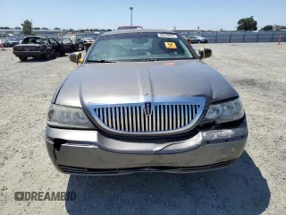 2004 Lincoln Town Car Signature z VIN 1LNHM81W24Y657135, wystawiony jako Copart lot #58640295 z przebiegiem 90 773 mil mil oraz Czysty tytuł • Clean title. Historia ofert i sprzedaży dostępna na DreamBid. Obrazek 5.