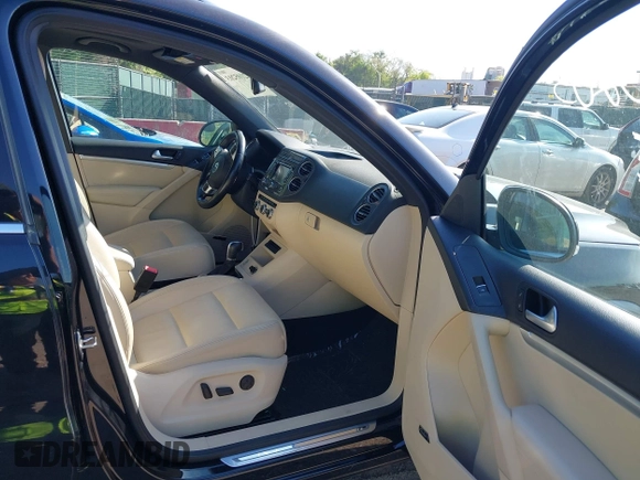 2014 Volkswagen Tiguan S z VIN WVGBV3AX5EW560393, wystawiony jako IAAI lot #42105203 z przebiegiem 102 001 mil mil oraz . Historia ofert i sprzedaży dostępna na DreamBid. Obrazek 5.