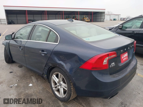 2015 Volvo S60 T5 Drive-E Premier z VIN YV126MFK1F2336786, wystawiony jako IAAI lot #41184378 z przebiegiem 134 482 mil mil oraz . Historia ofert i sprzedaży dostępna na DreamBid. Obrazek 3.