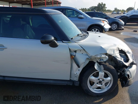 2011 MINI Clubman z VIN WMWZF3C59BT188367, wystawiony jako IAAI lot #40755351 z przebiegiem 122 023 mil mil oraz . Historia ofert i sprzedaży dostępna na DreamBid. Obrazek 17.