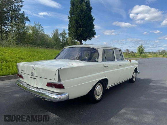 1965 Mercedes-Benz 190 z VIN 11001010128, wystawiony jako Copart lot #55181315 z przebiegiem 77 434 mil mil oraz Tytuł czysty. Historia ofert i sprzedaży dostępna na DreamBid. Obrazek 4.
