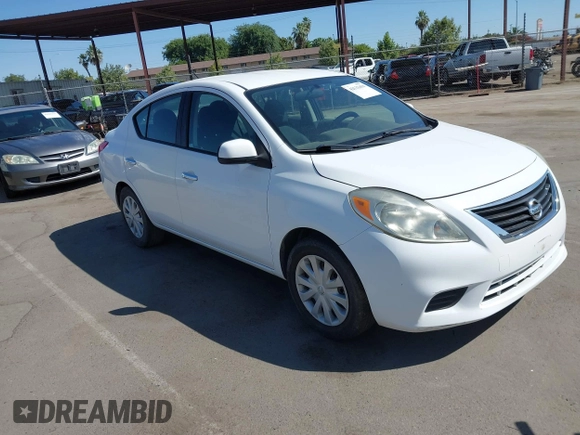 2012 Nissan Versa SV z VIN 3N1CN7APXCL925673, wystawiony jako IAAI lot #42533456 z przebiegiem 100 367 mil mil oraz . Historia ofert i sprzedaży dostępna na DreamBid. Obrazek 1.