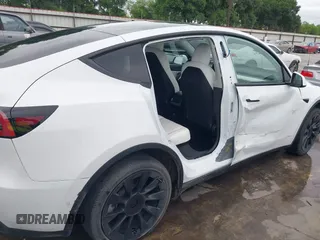 2022 Tesla Model Y Long Range z VIN 7SAYGDEE2NF420882, wystawiony jako IAAI lot #42023642 z przebiegiem 19 783 mil mil oraz . Historia ofert i sprzedaży dostępna na DreamBid. Obrazek 20.