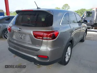 2019 Kia Sorento L z VIN 5XYPG4A31KG543915, wystawiony jako IAAI lot #41729916 z przebiegiem 79 416 mil mil oraz . Historia ofert i sprzedaży dostępna na DreamBid. Obrazek 4.