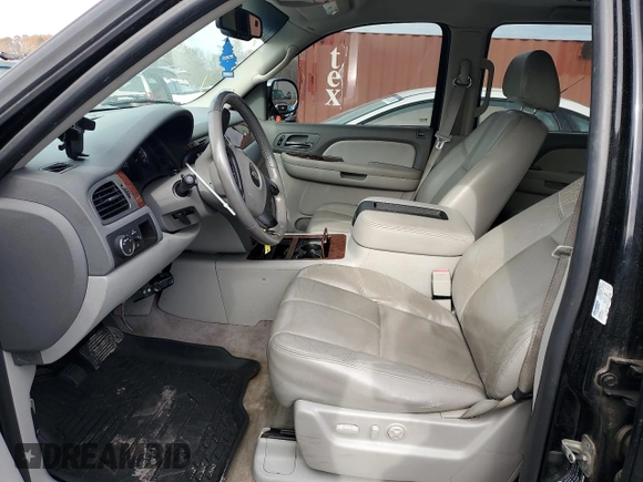 2008 Chevrolet Suburban 3LT z VIN 1GNFC16J28J158036, wystawiony jako Copart lot #83889104 z przebiegiem 189 822 mil mil oraz Szkoda całkowita • Salvage title. Historia ofert i sprzedaży dostępna na DreamBid. Obrazek 7.