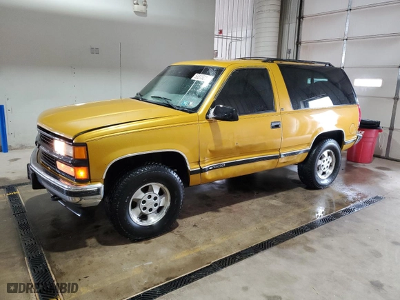 1997 Chevrolet Tahoe with VIN 3GNEK18R1VG104628, listed as a Copart auction lot 53315215 with 195,743 mi miles and Salvage Title. Bid and sale history available at carsss.com. Image 1.