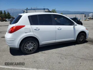2011 Nissan Versa S z VIN 3N1BC1CP3BL466156, wystawiony jako Copart lot #57645515 z przebiegiem 216 767 mil mil oraz Szkody całkowita. Historia ofert i sprzedaży dostępna na DreamBid. Obrazek 3.