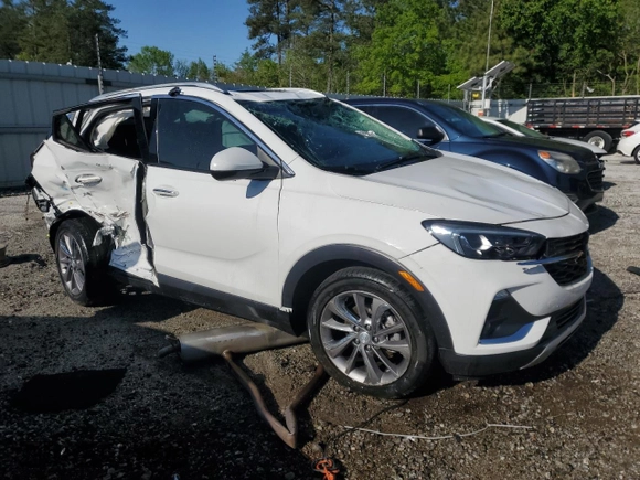 2022 Buick Encore GX Essence z VIN KL4MMFSL9NB064883, wystawiony jako Copart lot #52214935 z przebiegiem 37 255 mil mil oraz Czysty tytuł • Clean title. Historia ofert i sprzedaży dostępna na DreamBid. Obrazek 4.