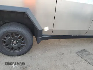 2024 Tesla Cybertruck z VIN 7G2CEHED4RA013156, wystawiony jako Copart lot #77332004 z przebiegiem 1 808 mil mil oraz Nie do naprawy • Non repairable. Historia ofert i sprzedaży dostępna na DreamBid. Obrazek 12.