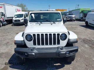 2021 Jeep Wrangler Unlimited Sahara z VIN 1C4HJXEN2MW528137, wystawiony jako IAAI lot #42134514 z przebiegiem 50 030 mil mil oraz . Historia ofert i sprzedaży dostępna na DreamBid. Obrazek 13.